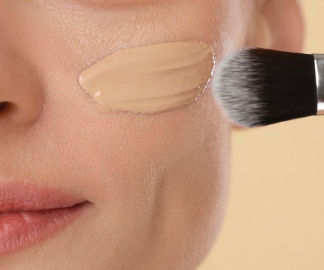Maquiagem vencida pode fazer mal? Veja quando é hora de jogar os produtos fora