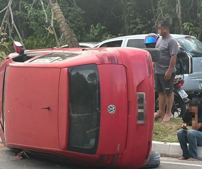 Carro capota após bater contra árvore na Avenida do Turismo, em Manaus