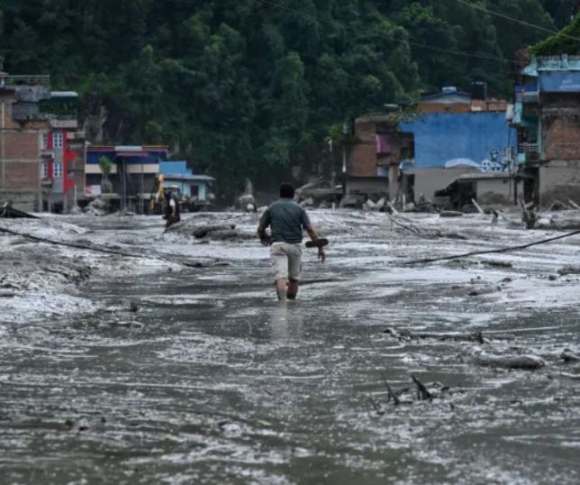 EUA enviam US$ 3,6 milhões em ajuda ao Nepal após enchentes que deixaram centenas de mortos