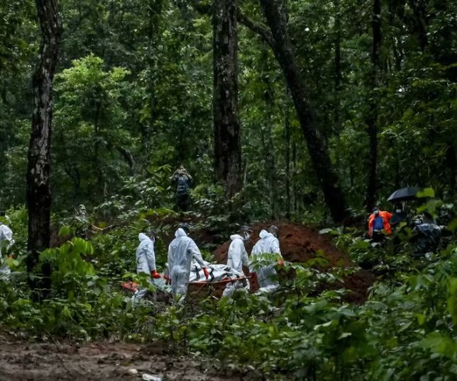 Nepal enterra centenas de vítimas em floresta após necrotérios lotarem
