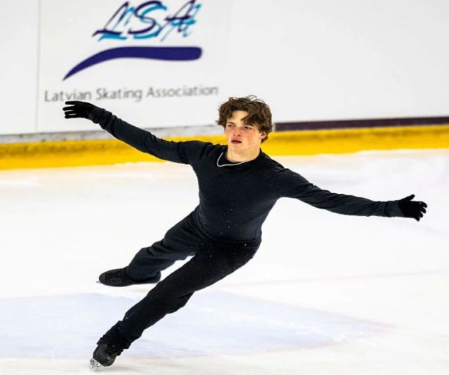 Patinador dinamarquês surpreende ao apresentar coreografia ao som de funk em torneio na Letônia