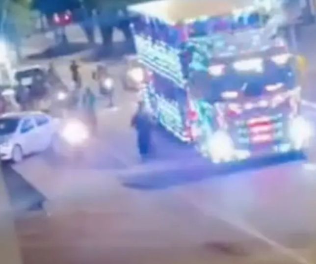 IMAGENS FORTES! Motociclista morre após acidente com 'Carreta da Alegria' em Rondônia. VEJA VÍDEOS