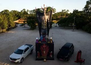 Estátua de 11 metros em homenagem ao Diabo chama atenção no Ceará e gera polêmica nas redes