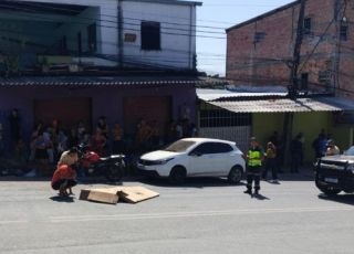 Motociclista morre após violenta colisão com caçamba no bairro Grande Vitória, Zona Leste de Manaus. VEJA VÍDEO
