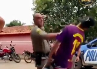 Vídeo de abordagem policial com tapa em jovem gera repercussão nas redes sociais. VEJA 