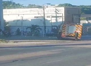Corpo de Bombeiros Militar combate princípio de incêndio em centro comercial onde homem foi executado no bairro Parque Dez de Novembro, Zona Centro-Sul de Manaus. VEJA VÍDEO