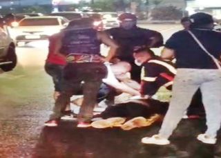 Motociclista fica em estado grave após violento acidente de trânsito no bairro Parque Dez de Novembro, Zona Centro-Sul de Manaus. VEJA VÍDEO