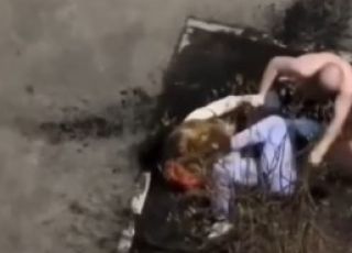 Mulher enfrenta agressor para salvar amiga durante ataque em via pública. VEJA VÍDEO