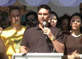 Flávio Bolsonaro critica contas de Lula e promete colocar Brasil entre as 7 maiores economias