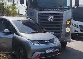 Carreta fecha carro com casal e criança e provoca acidente na Avenida Autaz Mirim, em Manaus. VEJA VÍDEO