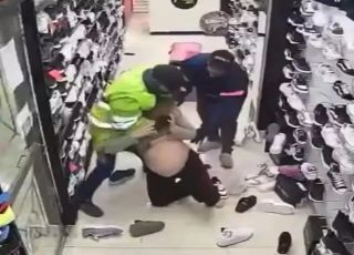 Grávida é derrubada e espancada por criminosos durante assalto em loja na Argentina. VEJA VÍDEO