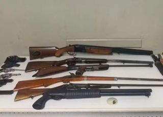 Idoso é preso após tentar evitar abordagem da PM e policiais encontrarem 10 armas