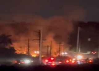 FOGO DESTRUIDOR! Incêndio de grandes proporções assusta motoristas após a ponte de Iranduba, no Amazonas. VEJA VÍDEO