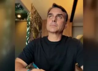 Flávio Bolsonaro chora em live ao falar sobre proibição de visitar o pai no Dia dos Pais. VEJA VÍDEO