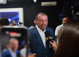 Omar Aziz vai para cima no primeiro debate, cobra adversários, apresenta propostas e diz que o Amazonas precisa voltar a crescer