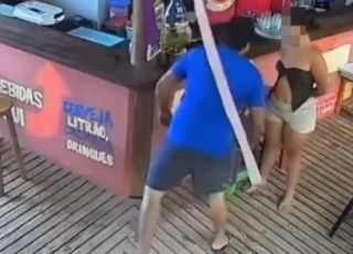 Garçonete é humilhada e leva cusparada no rosto durante discussão em restaurante. VEJA VÍDEO