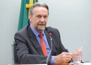 Líder do PT na Câmara sofre AVC durante reunião e é internado em Brasília. VEJA VÍDEO