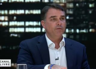 Campanha de Flávio Bolsonaro admite erro em currículo que citava pós-graduação na UFRJ