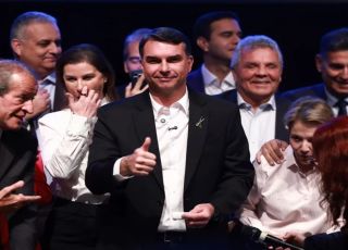 Flávio Bolsonaro deve propor mudanças no STF em plano de governo para 2026