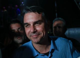 Flávio Bolsonaro pede correção de filiação ao TSE após aparecer ligado ao Missão