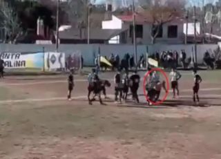 Árbitro é agredido após expulsão de jogador e partida é suspensa na Argentina. VEJA VÍDEO