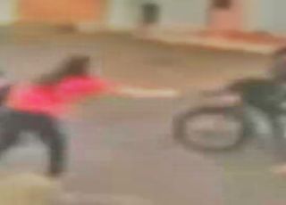 Motoqueiro assalta jovem que estava a caminho do trabalho no bairro Lírio do Vale, Zona Centro-Oeste de Manaus. VEJA VÍDEO E REPORTAGEM DO ‘PORTAL DO ZACARIAS’ AO VIVO