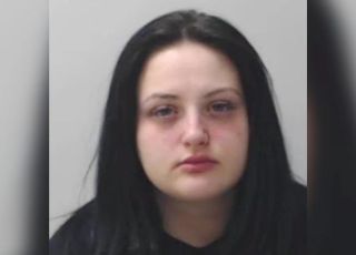 Mãe é condenada a 6 anos de prisão após matar filha com secador na Escócia