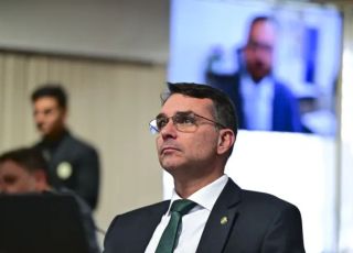 Homem é levado à delegacia após ameaçar Flávio Bolsonaro nas redes sociais em Juiz de Fora