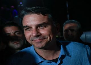 Flávio Bolsonaro inicia campanha e diz ter recebido 'manto' do ex-presidente Jair Bolsonaro