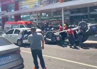 Dois feridos em tripla colisão e capotamento de carro na Avenida Rodrigo Otávio, bairro Japiim, Zona Sul de Manaus. VEJA VÍDEOS
