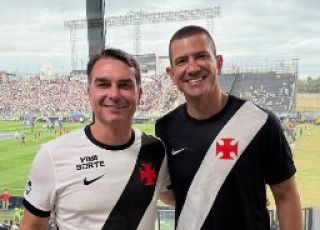 Flávio Bolsonaro é vaiado em São Januário e deixa estádio sem falar com a imprensa