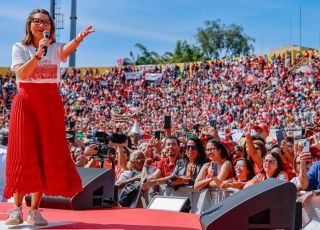 De olho nos evangélicos, Janja chama cantor gospel e surpreende Lula em São Bernardo. VEJA VÍDEO