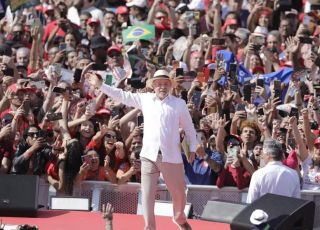 Lula abre campanha com ataques à oposição e cobra força no Congresso