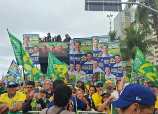 Flávio Bolsonaro estreia campanha de colete à prova de balas e usa áudio do pai em Copacabana