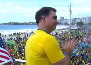 Ato de Flávio Bolsonaro em Copacabana reúne 8,9 mil pessoas, estima monitor da USP