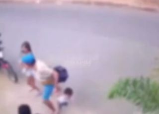 Motociclista embriagado atropela mãe e dois filhos; bebê está entre as vítimas. VEJA VÍDEO