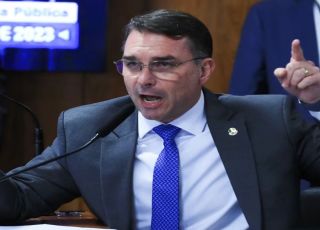 Flávio Bolsonaro atribui falta de apoio do Centrão a supostas pressões em Brasília