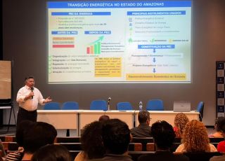 Sinésio Campos ministra palestra sobre transição energética para estudantes de Engenharia da Ufam