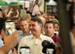 Flávio Bolsonaro faz campanha em São Paulo e diz que caso Dark Horse é ''página virada''