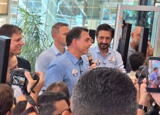 Flávio Bolsonaro faz campanha em São Paulo e busca apoio de Tarcísio