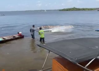 Caminhão carregado de bebidas desce de ré e afunda em rio no interior do Amazonas. VEJA VÍDEO