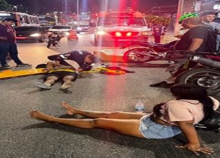 Motocicleta colide com dente de dragão e casal fica gravemente ferido em avenida na Zona Leste de Manaus