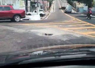 Motorista alerta para bueiro sem tampa no acesso à Ponte dos Educandos, em Manaus.VEJA VÍDEO