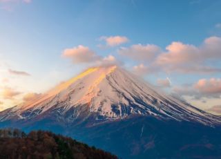 Pai é repreendido pela polícia após deixar filho de 7 anos sozinho no Monte Fuji