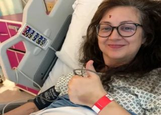 Formigamento no pé leva britânica a descobrir tumor cerebral agressivo
