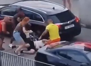 Ataque a casal com sotaque do Leste Europeu provoca revolta e reacende debate sobre xenofobia na Polônia. VEJA VÍDEO