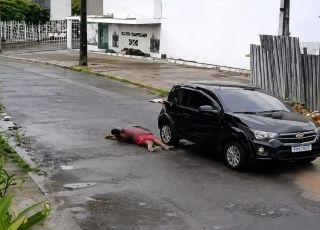 Vídeo mostra mulher sendo arremessada de carro em movimento na Zona Leste de Manaus. VEJA 