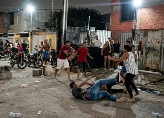 Briga generalizada entre jovens assusta moradores na saída de estabelecimento no Parque 10, em Manaus. VEJA VÍDEO