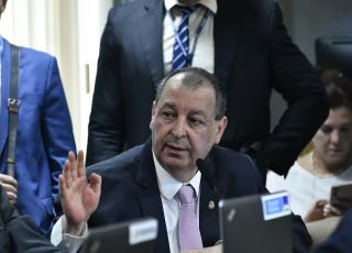 Omar Aziz vai propor transição de até um ano para o fim da escala 6x1