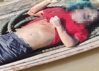 IMAGENS FORTES! Corpo de homem é encontrado em canoa à deriva no Rio Solimões, município de São Paulo de Olivença, interior do Amazonas. VEJA VÍDEO
